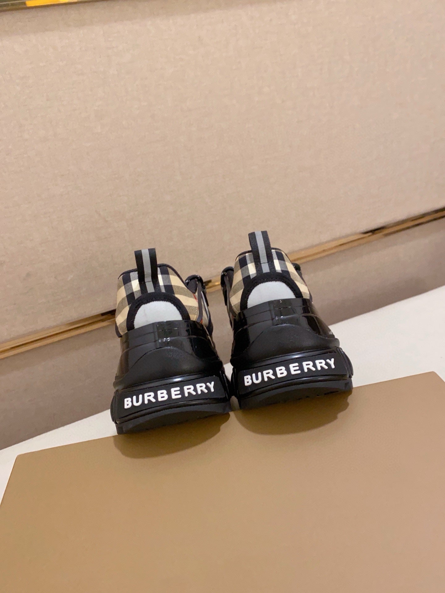 25 Luxury B Brand Casual Sneakers 0425010911